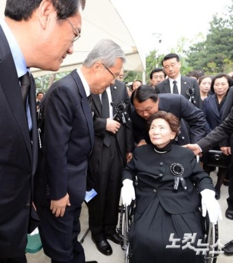 손명순 여사와 인사하는 더민주당 김종인 비대위 대표