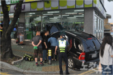 승용차가 버스정류장 덮쳐…하굣길 여고생 등 5명 사상