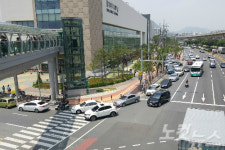 신세계 김해점 개장…상생 모델 만들까