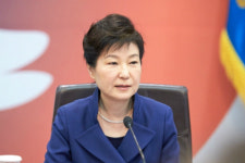 법원에 발목 잡힌 박근혜 대통령…임기 내내 관권선거 시비