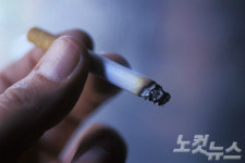 아랫집 담배 속타는 윗집 나가 피워 vs 내 집인데