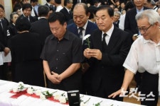 故 박형규 목사의 영결식, 헌화하는 이재오
