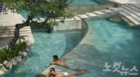 침대에서 발리의 바다 만끽하는 달콤한 허니문