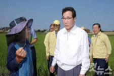이낙연 전남지사, 해남 해수 유입·가뭄 피해지 살펴