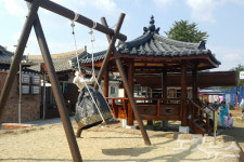 전주 한옥마을에서 전통놀이 체험하세요