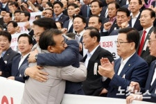 규탄 발언 마치고 포옹하는 새누리당 이정현-정진석