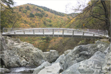 포항 보경사군립공원 은폭포 보도교 설치 완료