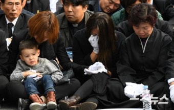 슬픔에 잠긴 유족들