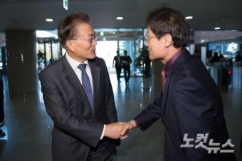 조희연 서울시교육감과 악수하는 문재인 더불어민주당 전 대표