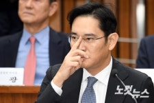 안경 만지는 이재용 삼성전자 부회장