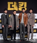 포즈 취하는 영화 더킹 출연배우들
