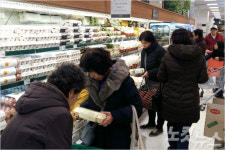 얼마나 더, 왜 우리만…한국주부의 특별한 자괴감