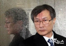 승강기에 오른 정관주 전 차관