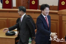 엇갈린 방향