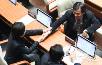 나경원 국민의힘 당대표 후보와 김진태 강원도지사, 춘천 닭갈비 먹고 지역발전 약속