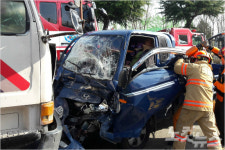 포항문화예술회관 뒤편서 1t 트럭 화물차 추돌