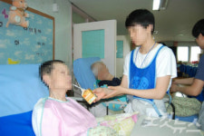 턱받이 아니고 앞치마 꽃동네, 반기문 해명 논란