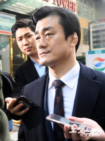 특검 10여분 머무르다 떠나는 이영선 청와대 행정관