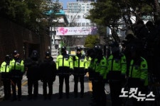 굳게 닫힌 삼릉초등학교 후문