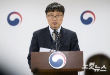 한국해양대학교소비자생활협동조 | 브리핑하는 이철조 해양수산부 세월호인양추진단장