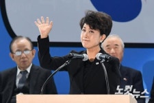 인사하는 정미홍 더코칭그룹 대표