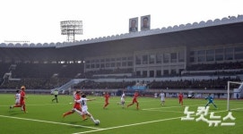 평양 김일성경기장에서 펼쳐진 남북 여자축구대결