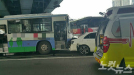 부산 해운대서 버스 등 6중 추돌…12명 부상(종합)