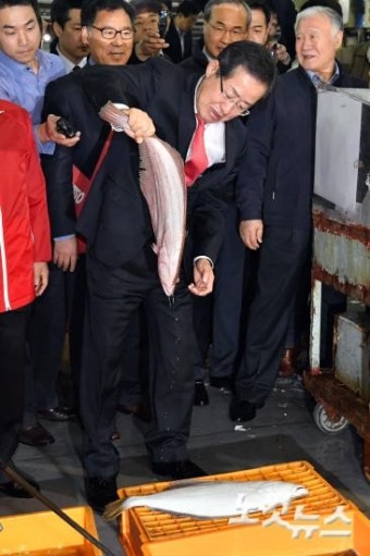 홍준표, 가락시장에서 첫 선거운동