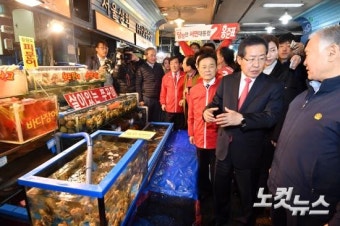 공식 선거운동 첫날 가락시장 찾은 자유한국당 홍준표
