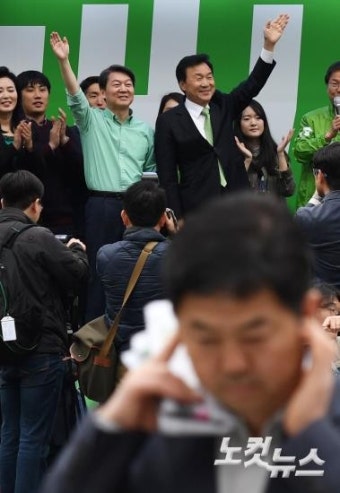 출근길 지지호소하는 국민의당 안철수 대선후보
