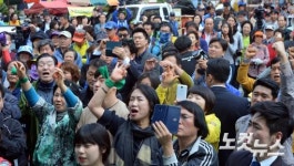 안철수 연호하는 창원 시민들