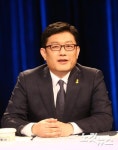 토론회 준비하는 홍익당 윤홍식 대선후보
