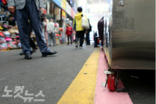 '화재 취약' 전통시장 노점매대 바퀴 달아 손 본다