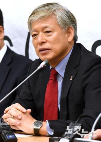 취재진의 질문 답하는 염재호 고려대 총장