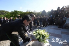 대구 2.28 기념탑 참배하는 안철수 후보