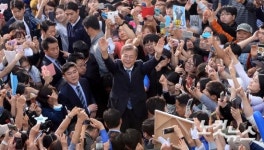 진주 인파 속 더불어민주당 문재인 대선 후보