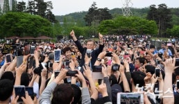 일산 문화광장 가득 메운 문재인 지지자들