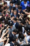 포항시민들의 환호 받으며 이동하는 문재인