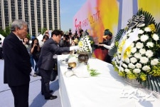 5.18 민주화 운동 희생자들을 위한 헌화와 분향