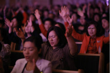 찬양으로 주님께 영광 돌리는 감동의 무대 