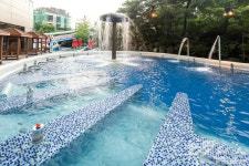 호텔 수영장에서 도심 속 휴가 어때요?