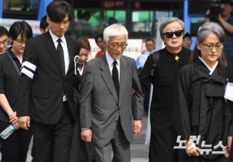 故 윤소정 영결식, 부축받는 오현경