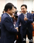 엄지손가락 치켜 세우는 윤관석 의원