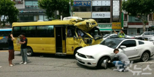 어린이집 버스가 인도로 쾅…2명 사망하고 9명 부상