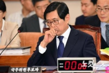 생각에 잠긴 박상기 법무부 장관 후보자
