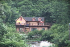 주말마다 알몸…누드펜션에 발칵 뒤집힌 시골마을