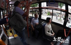 시민들과 함께 달리는 평화의 소녀상