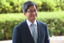 미소짓는 김명수 대법원장 후보자