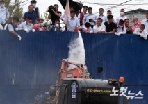 강제철거에 반발하는 송파상운 직원들