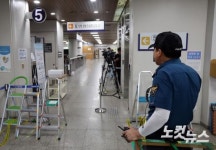 통제 이뤄지는 법원 출입구